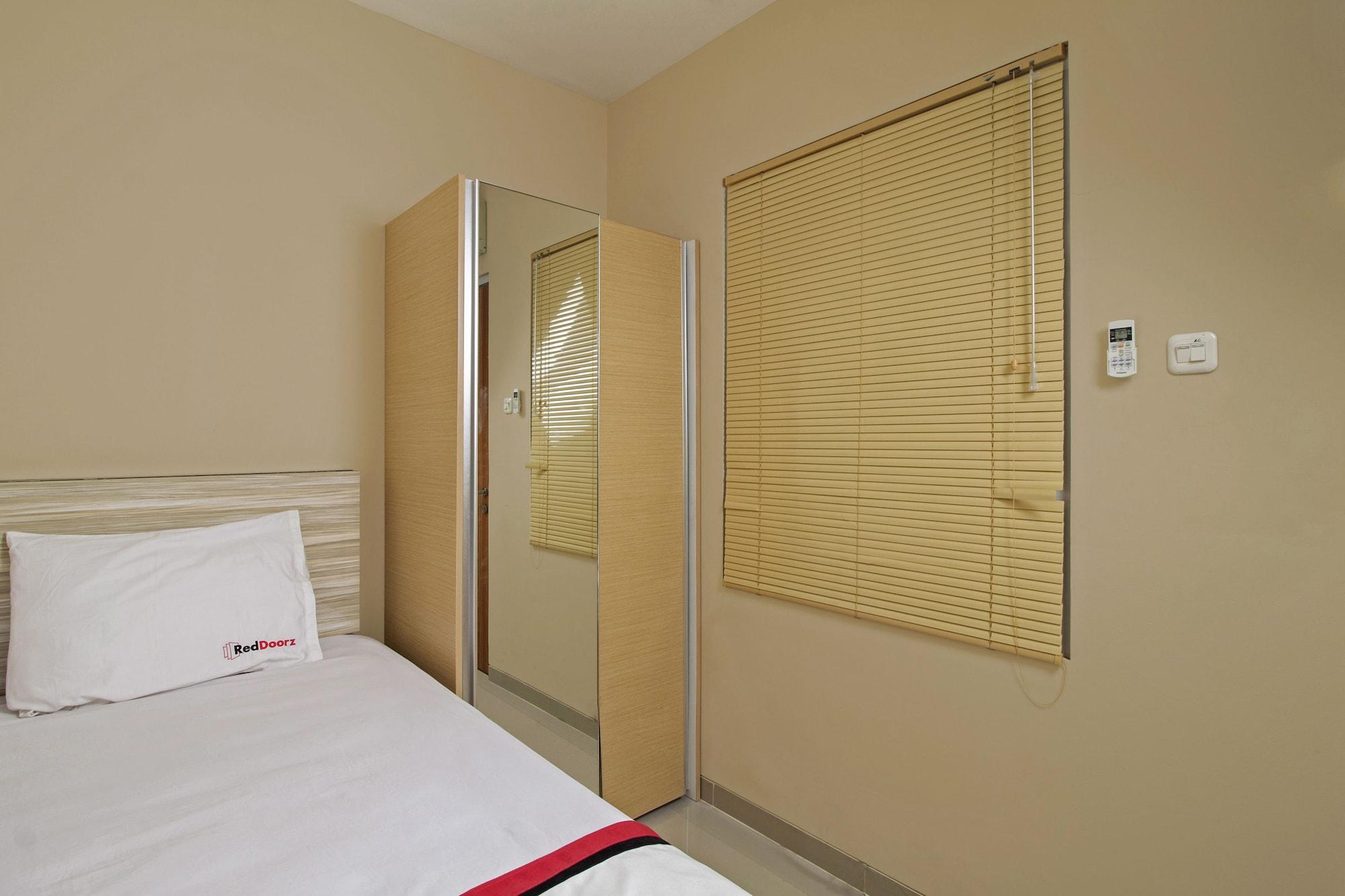 Reddoorz Plus @ Setiabudi Tengah Jakarta Kültér fotó